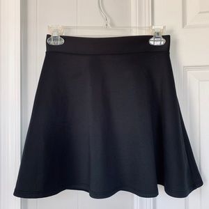 Super cute black skater skirt 🖤
